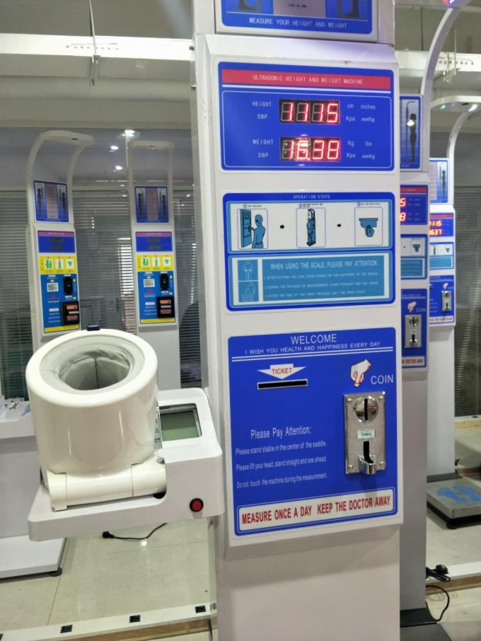 Balanza de fichas del peso de la altura de Digitaces con la máquina de la presión arterial