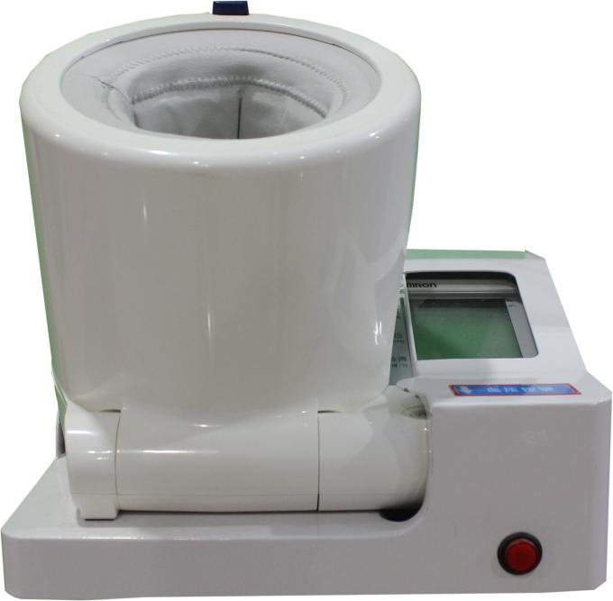 El tipo de fichas monitor del brazo de la presión arterial de Digitaces con la impresora libera el ambulatorio