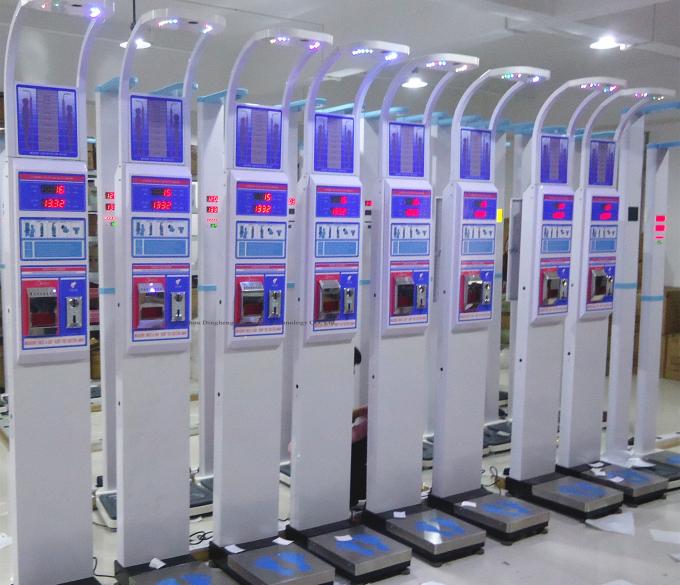 Máquina de la medida del peso corporal de la atención sanitaria del hospital, escala de Digitaces con la calculadora de Bmi