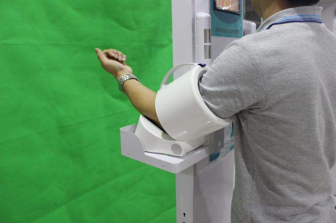 Balanza de la altura profesional con el analizador de las grasas de cuerpo y la presión arterial